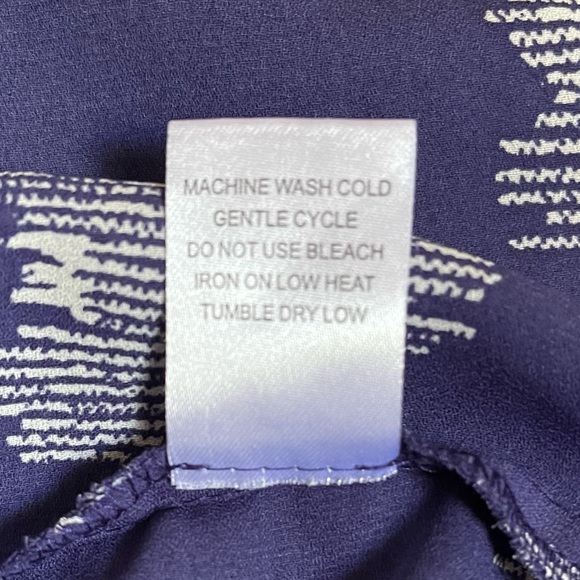 Violet + Claire Blue and White Print Sleeveless Blouse - Picture 4 of 7